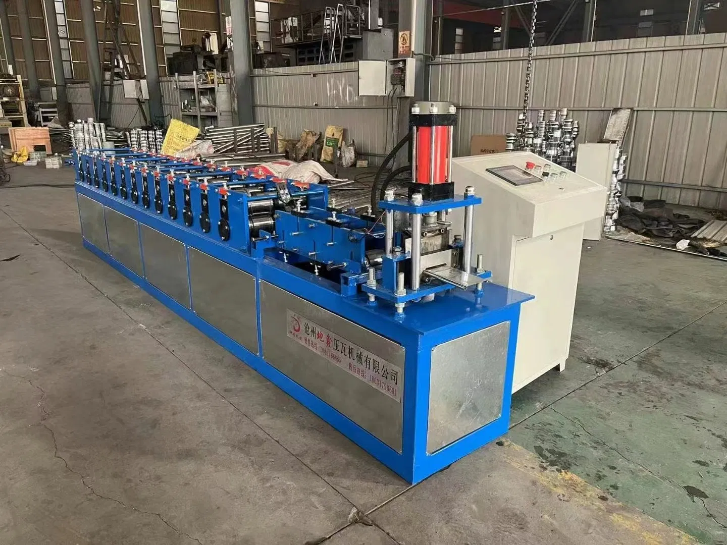 Máquina de fabricación de lamas de persiana enrollable personalizada automática de forma en Zimbabwe, máquina de conformado de tiras para puertas enrollables