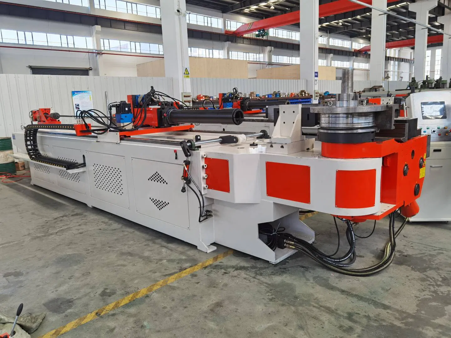 Máquina de Doblado de Tubos CNC R400: Radio de Doblado Máximo para Tubos de Barandilla de Estadio y Formación de Tubos para Estructuras de Gran Escala en Centros de Exposición