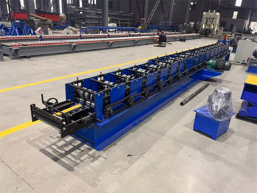Panel sándwich de canal de guardarraíl frío, estructura de acero, nuevo techo metálico, teja de techado, quilla de acero ligero, perfil de viga C Z U, máquina de conformado en frío para fabricación de tejas