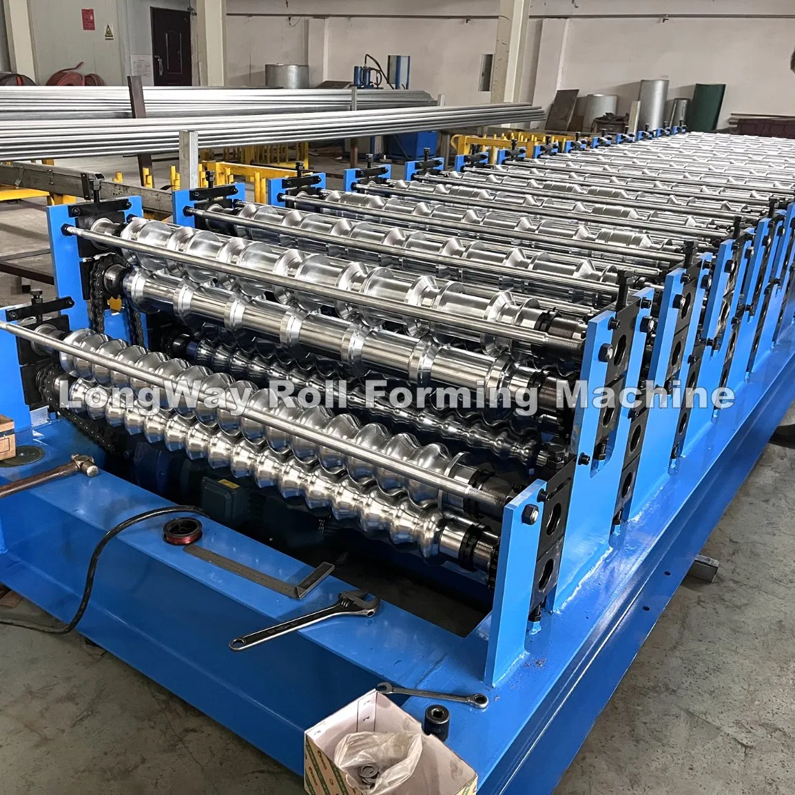 Máquina de fabricación de paneles de techo corrugados trapezoidales de acero color galvanizado de aluminio de doble capa mediante conformado en frío