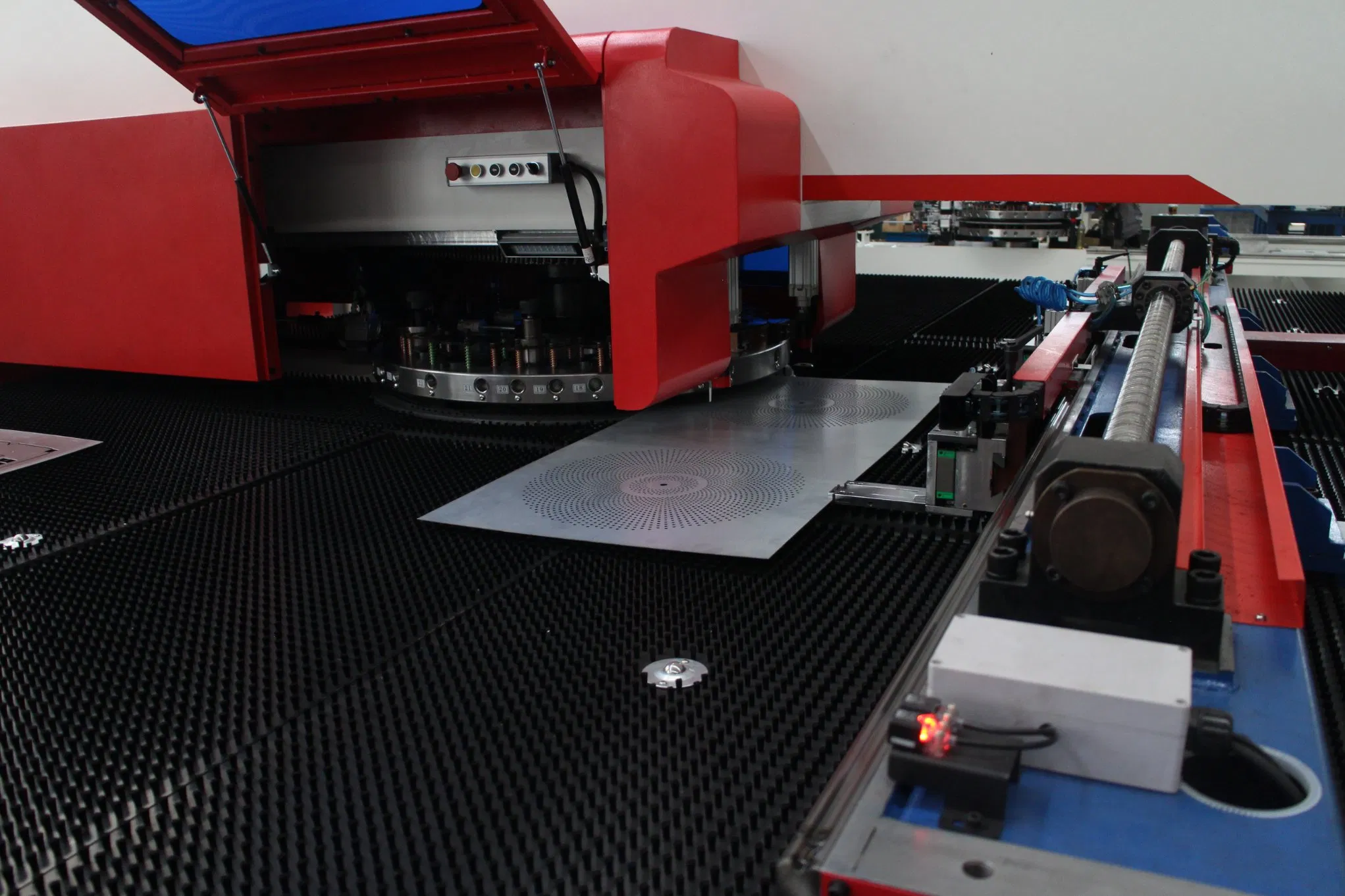 0.5-6.35mm Máquina versátil de punzonado/corte/rodado CNC para bobina de placa de metal para puertas y ventanas