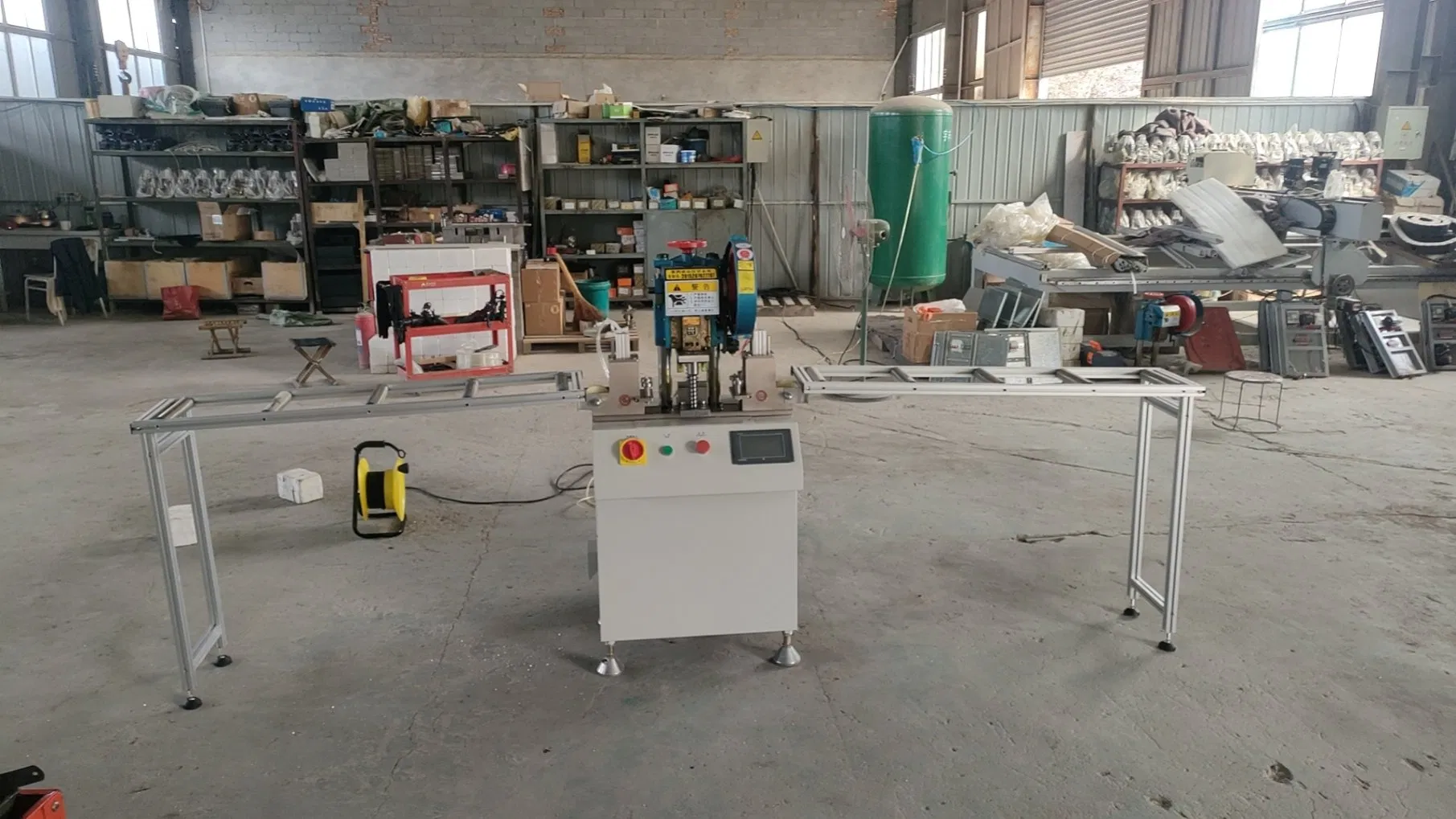 Máquina de fabricación de puertas de persiana de aluminio con punzonadora para perforar perfiles metálicos de garaje y puertas de persiana, con patentes y CE