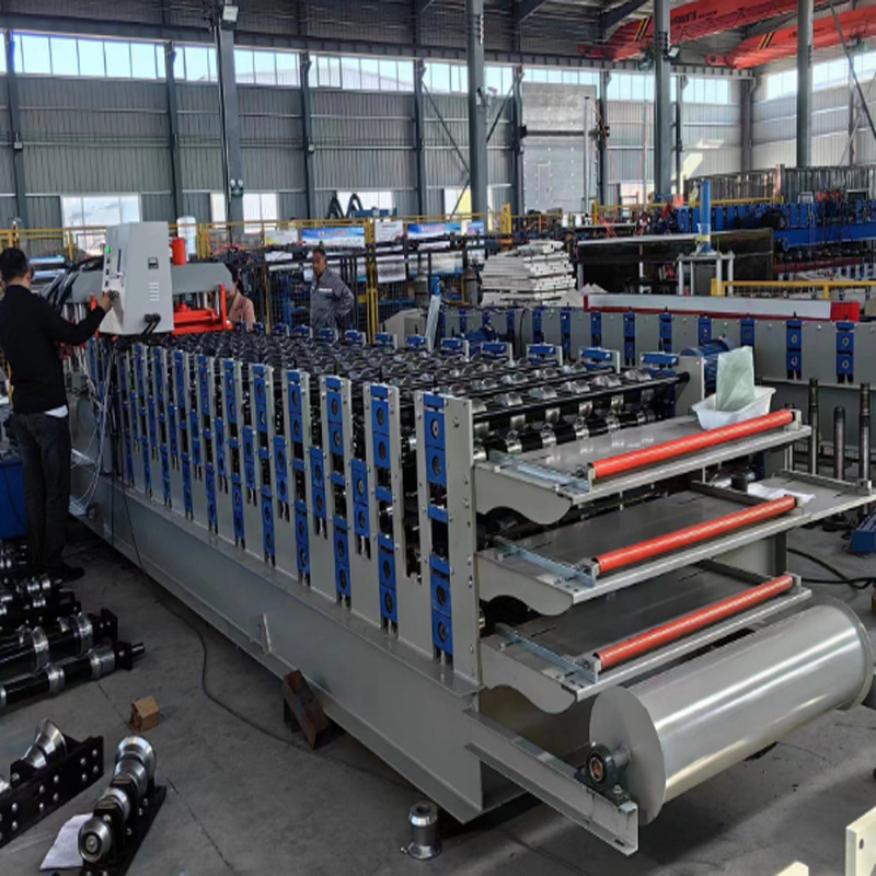 Máquina de conformado en frío de panel de techo triple de tres capas para chapa metálica en venta