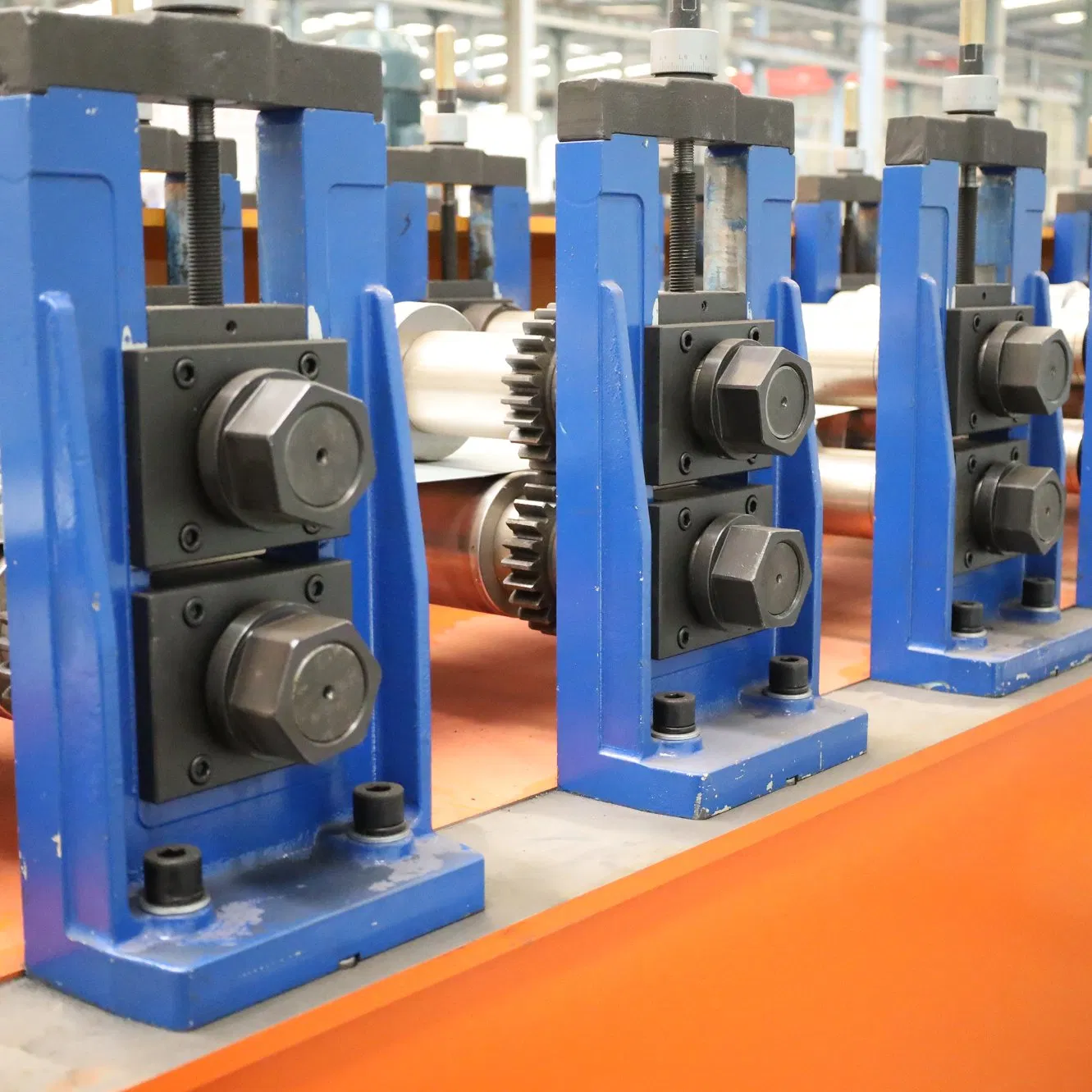 Máquina de persiana enrollable industrial de alta velocidad totalmente automática e inteligente para puertas de garaje de aluminio