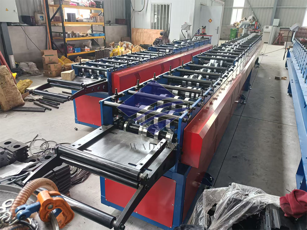 Máquina de formación de rollos de canalones sin costura compatible con bajantes
