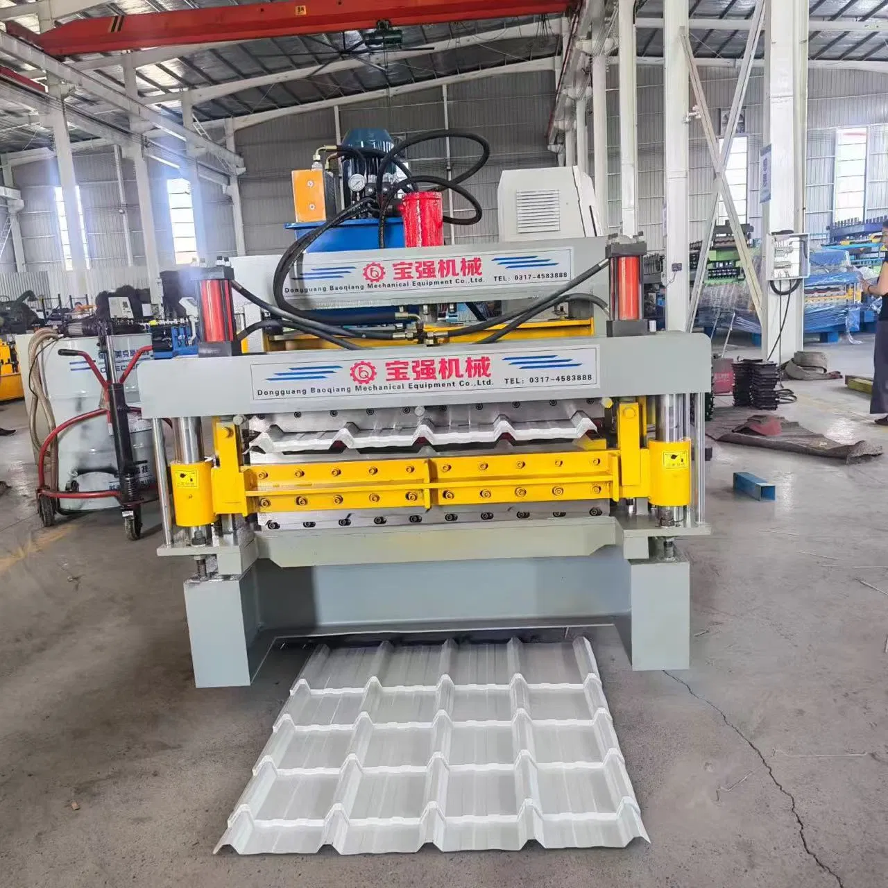 Máquina de formación en frío de paneles de techo de metal de acero galvanizado de triple capa
