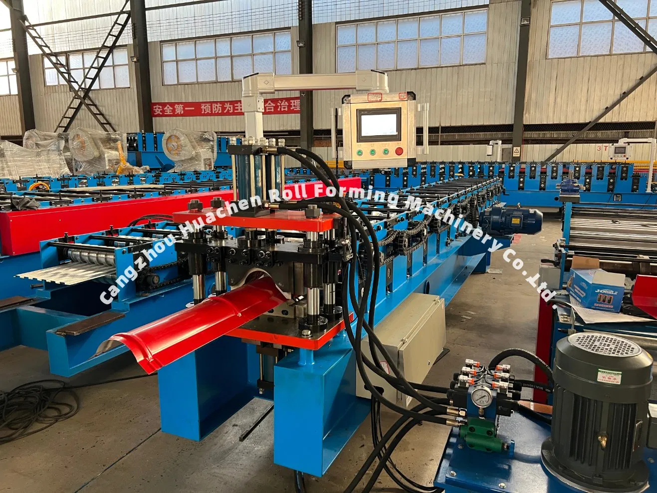 Máquina de conformado de rollos para tapajuntas de techo metálico de Armenia 312mm Alimentando bobinas