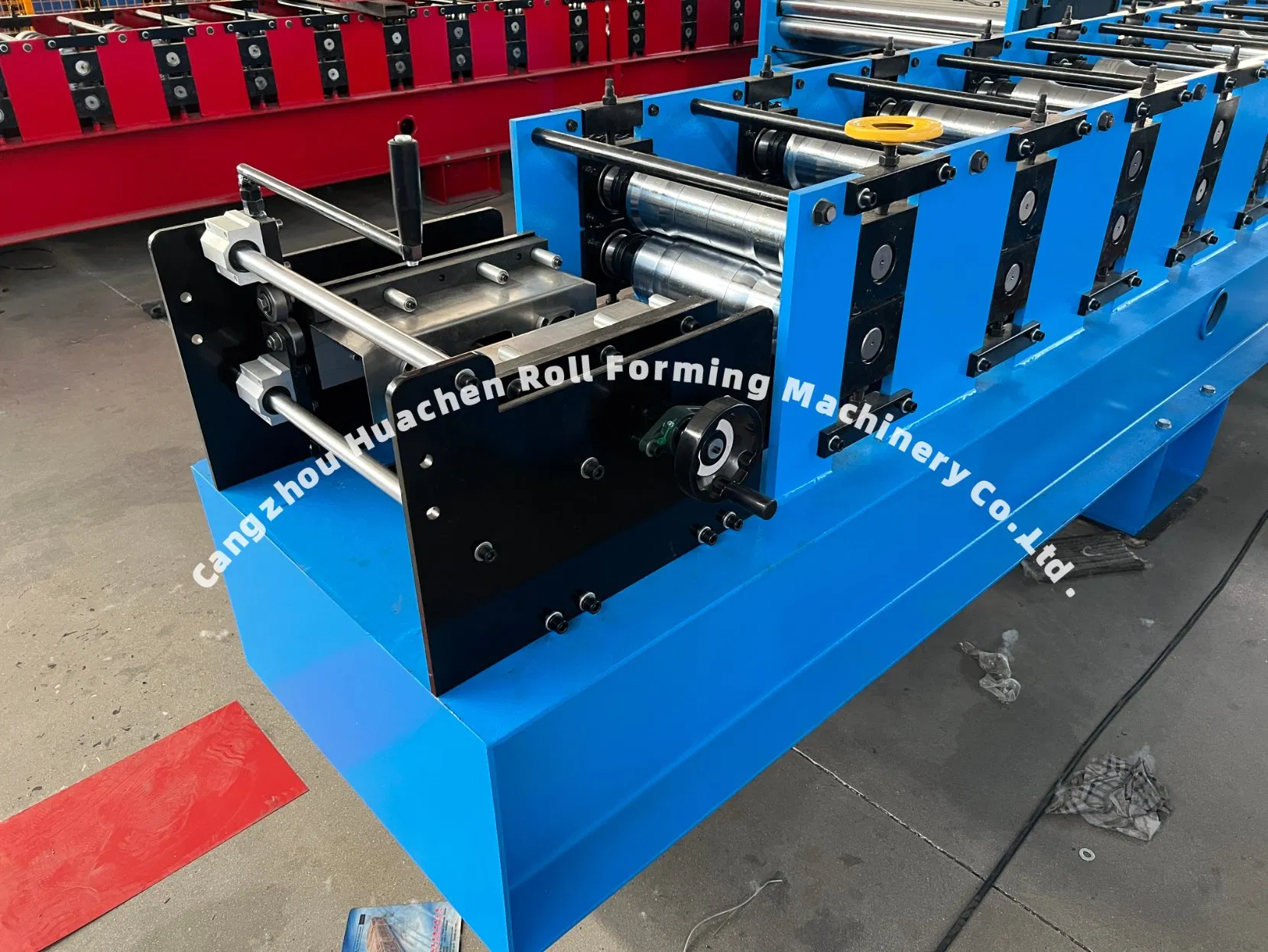 Máquina de conformado de rollos para tapajuntas de techo metálico de Armenia 312mm Alimentando bobinas