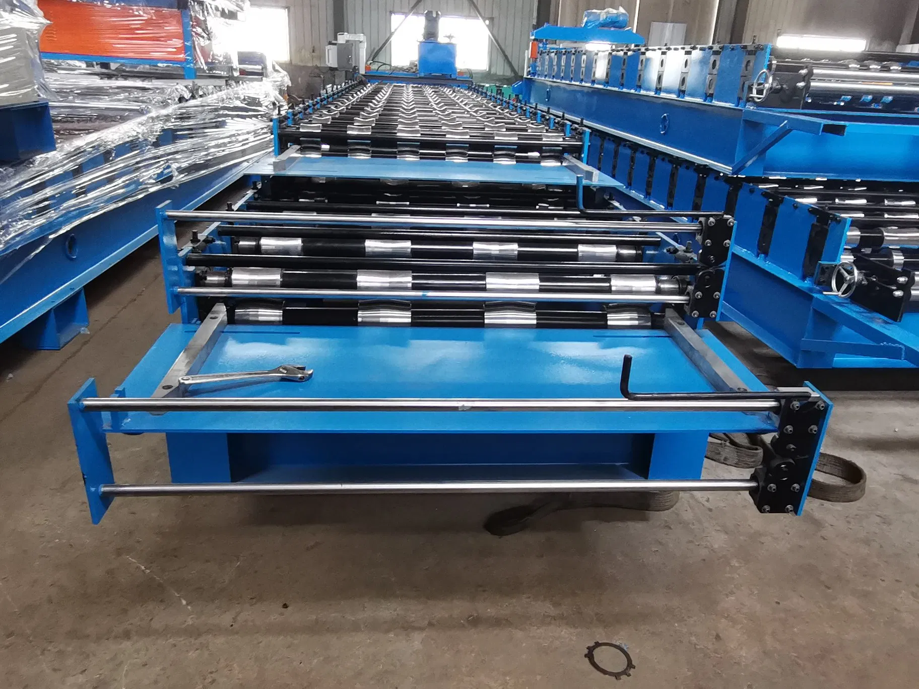 Bobinas de aluminio y galvanizado PPGI coloreadas, máquinas formadoras de rollos de láminas de techo corrugadas trapezoidales de dos perfiles en doble capa