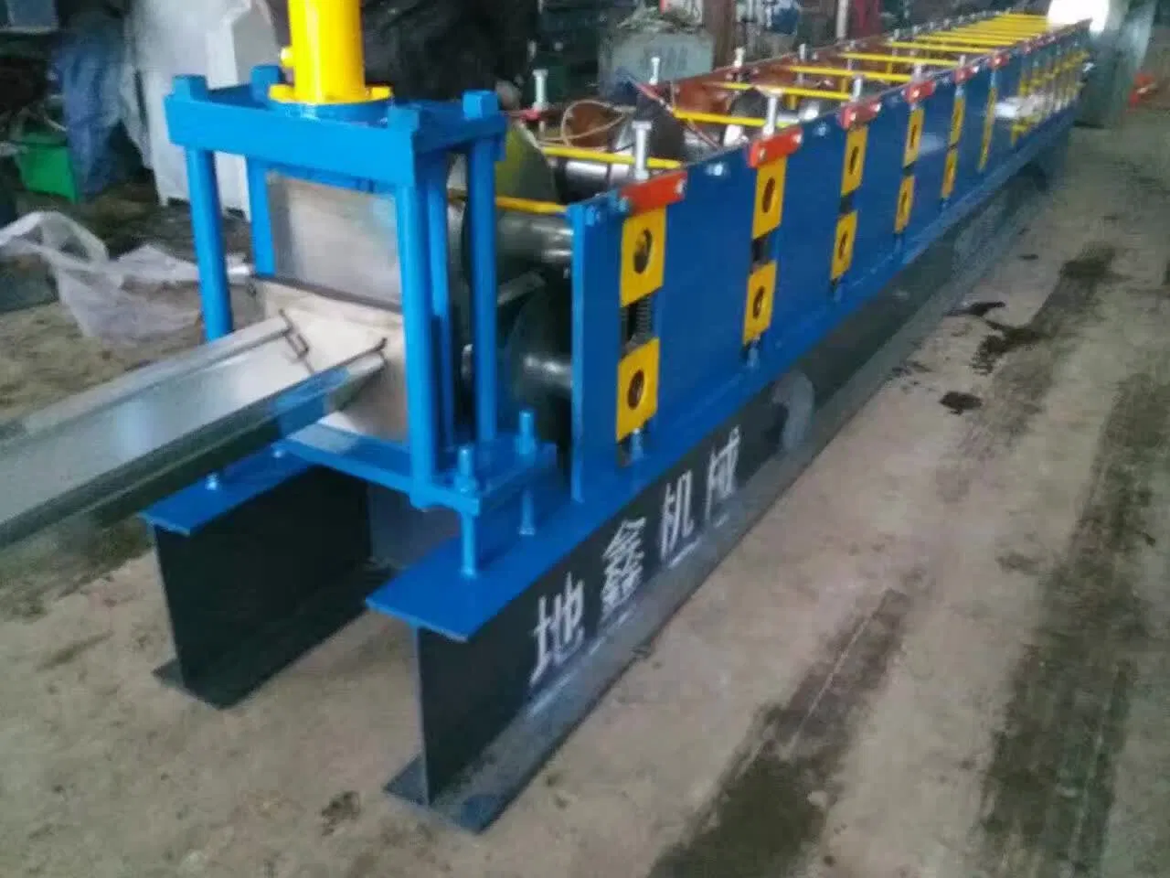 Máquina para fabricar tejas de cumbrera de metal para paneles de techo de doble capa, máquina de conformado en frío para tejas de cumbrera de acero galvanizado