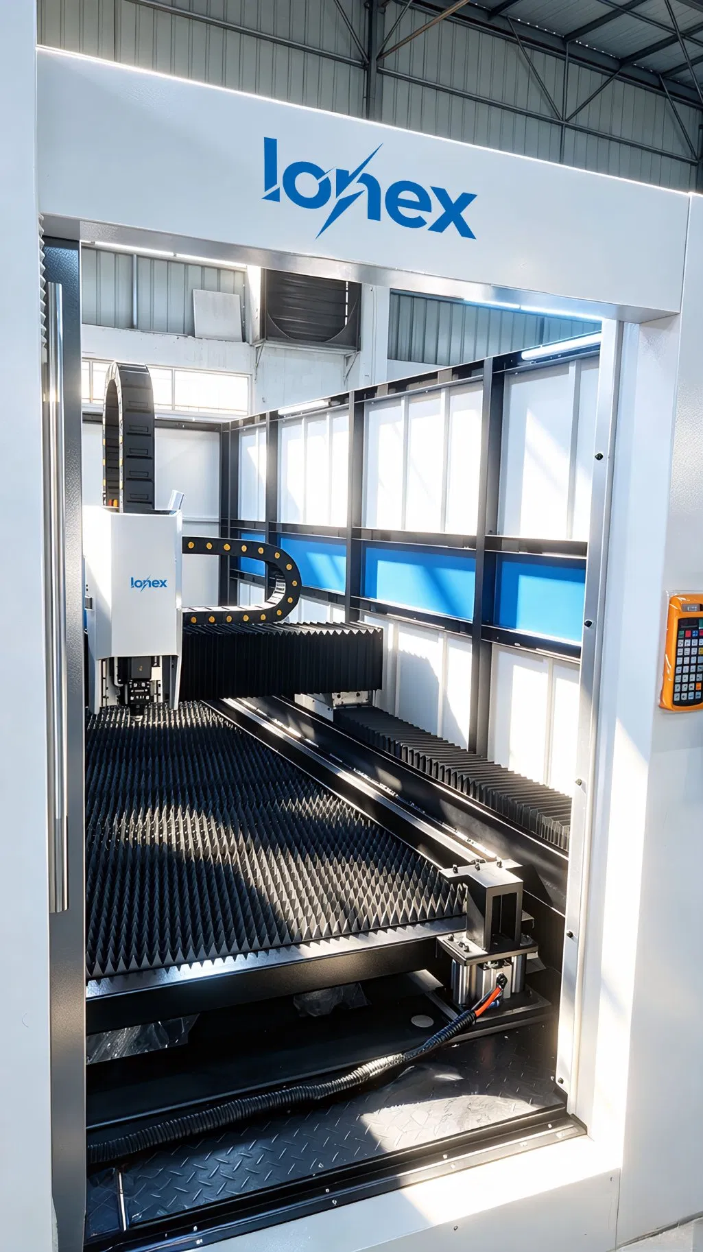 Máquina de corte de alta velocidad, grande, cerrada y de baja vibración, opción popular para soportes solares