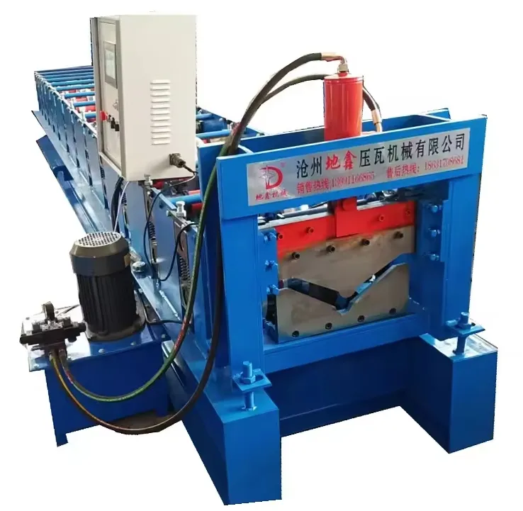 Máquina para fabricar tejas de cumbrera de metal para paneles de techo de doble capa