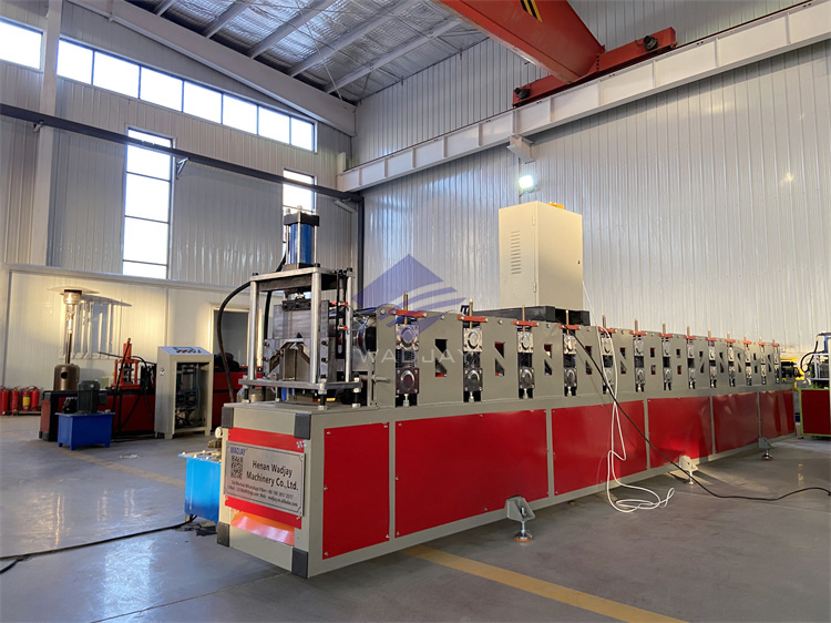 Máquina para fabricar tapajuntas de techo de metal de aluminio