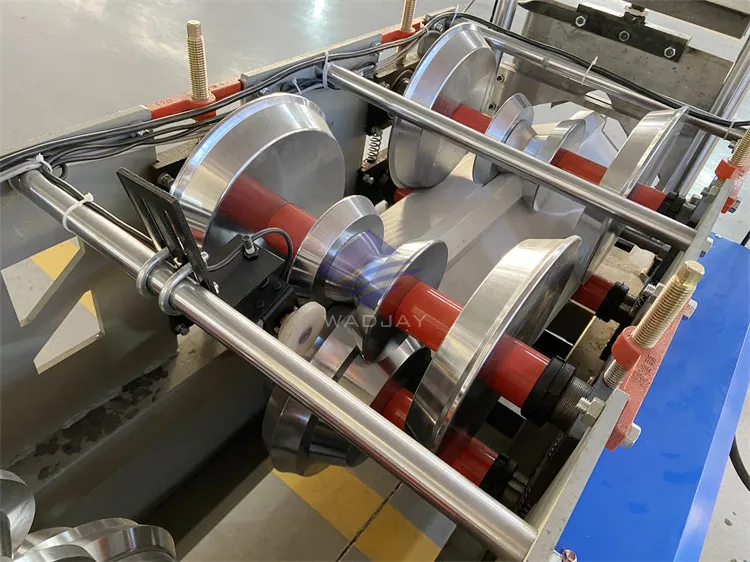 Máquina para fabricar tapajuntas de techo de metal de aluminio