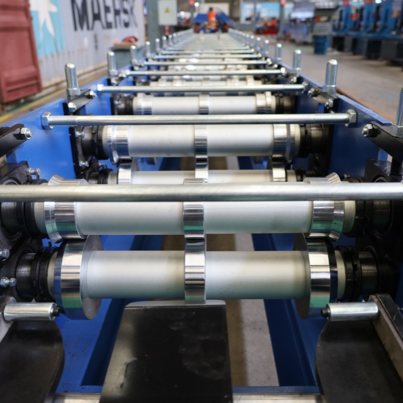 Máquina de formación de rollos de tejas de metal de acero coloreado con capuchón de cresta automático