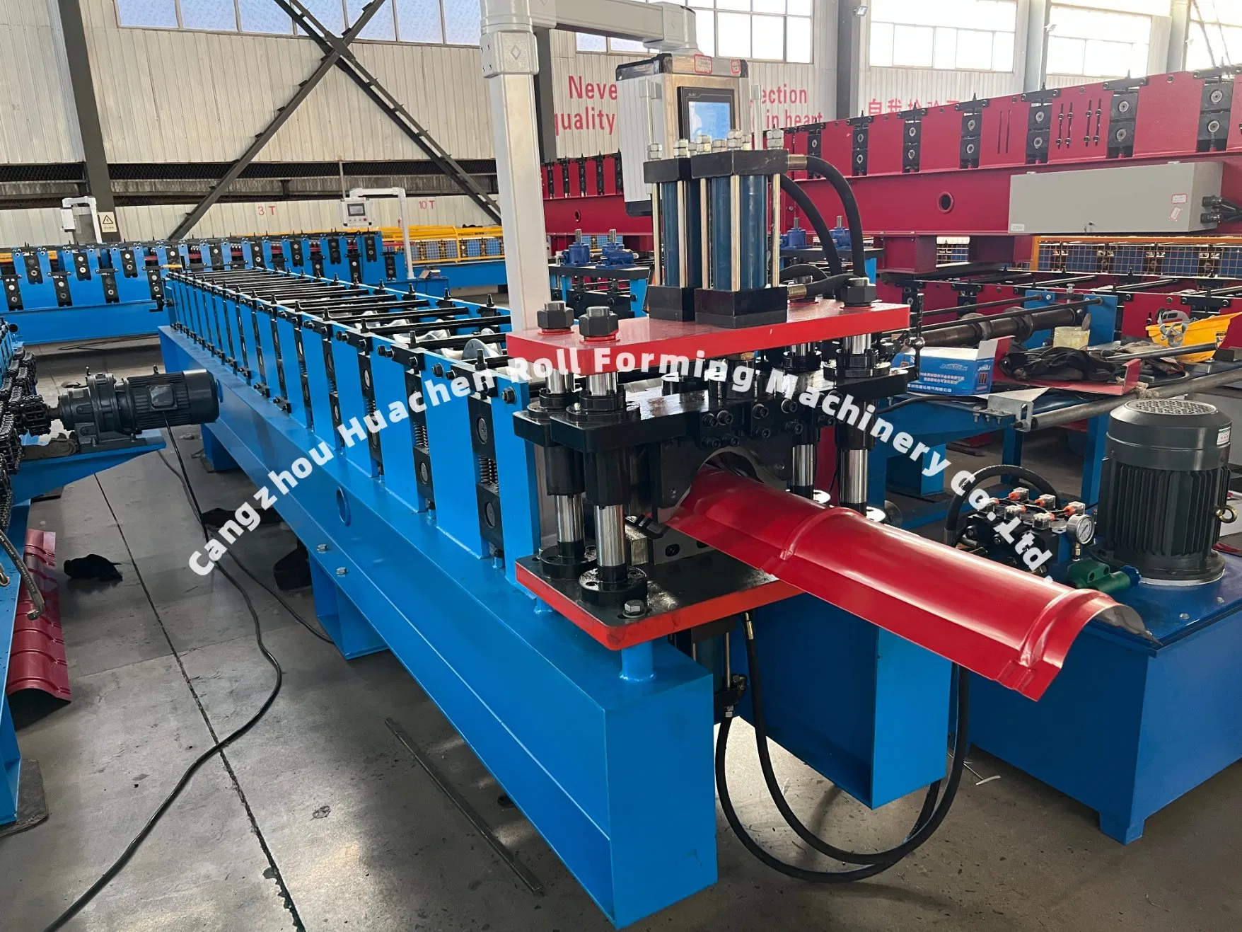Máquina de conformado de rollos para tapajuntas de techo metálico de Armenia 312mm Alimentando bobinas