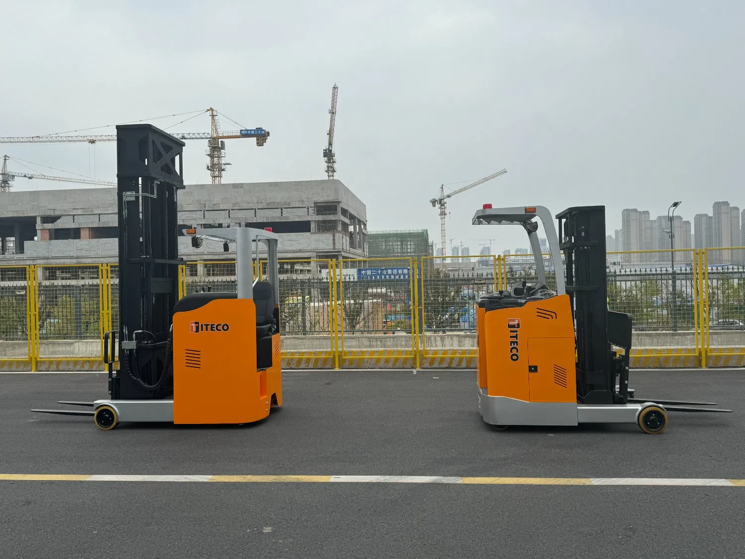 Narrow Aisle and Reach Truck with Moving Mast for Pallet Storage and Retrieval in Warehouses Capacity From 3, 000 to 5, 500 Pounds Reach Truck Forklifts