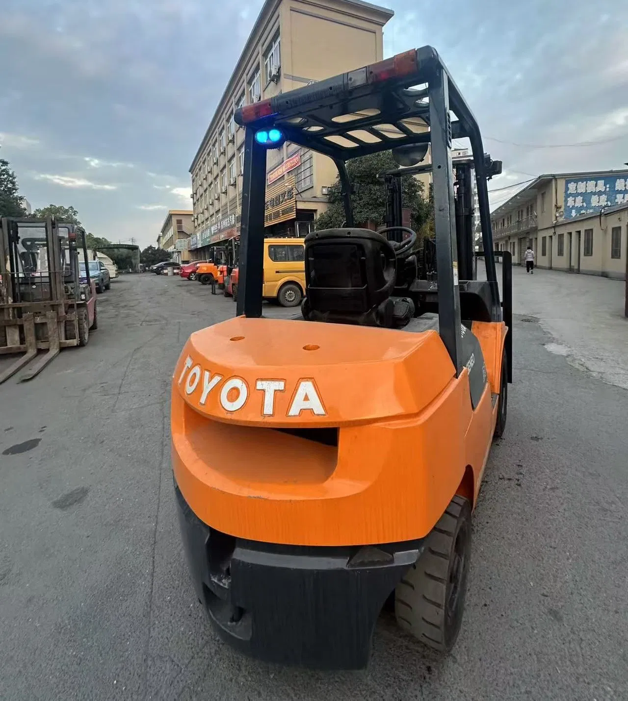 Made in Japan 7fd 3ton Diesel /Gasoline Forklift Toyota Forklift Truck with Middle Cyclinder Side Shift