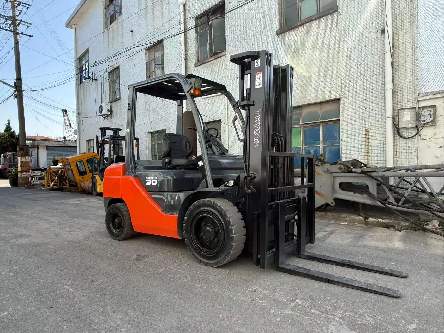 Used Diesel/Gasoline/Electric 2.5/3/4/5/7/10/15/16/25/30-Ton 8f Toyota/Heli/Hangcha/Tcm/Komatsu 3-Ton Forklift Truck Triple Master Stacker Tractor Pallet Truck