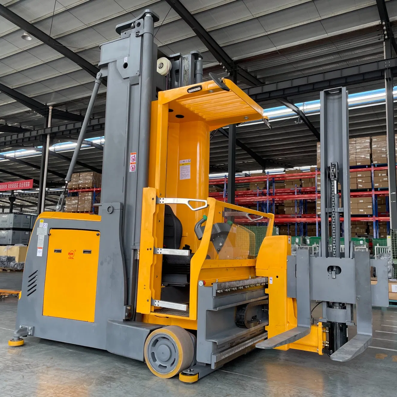 Ergonomic Opts16 Electric Reach Truck Boosts Warehouse Operator Comfort
