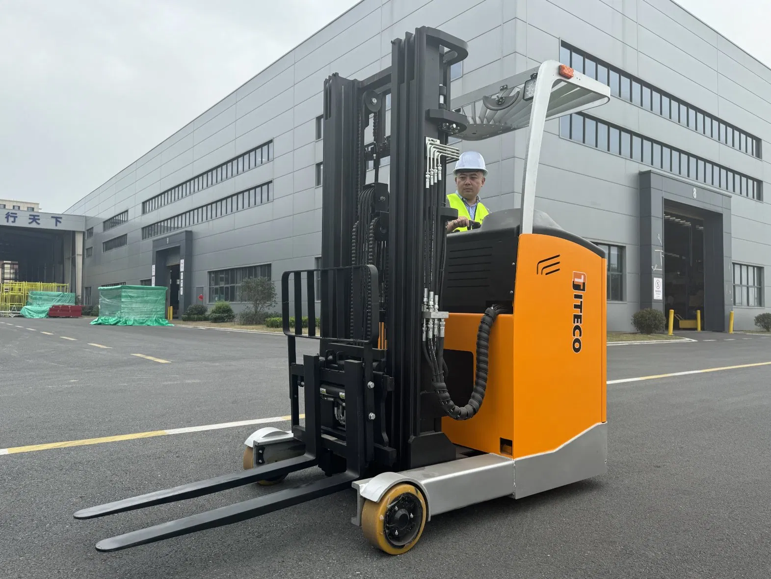 Narrow Aisle and Reach Truck with Moving Mast for Pallet Storage and Retrieval in Warehouses Capacity From 3, 000 to 5, 500 Pounds Reach Truck Forklifts