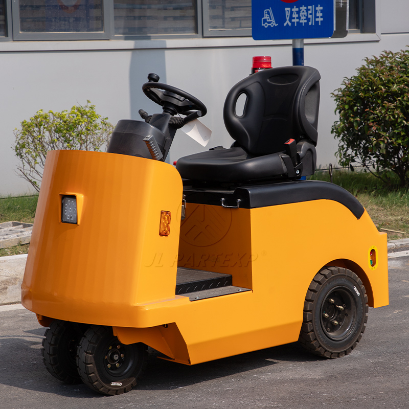 Hot Sale Industrial Drive-Type Electric Three-Wheel Tow Tractor 2000kg Load Capacity Electric Towing Tractor