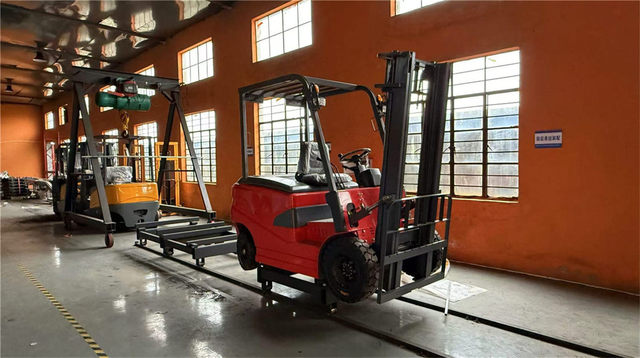 Nauti Lift electric warehouse stacker for narrow aisle storage