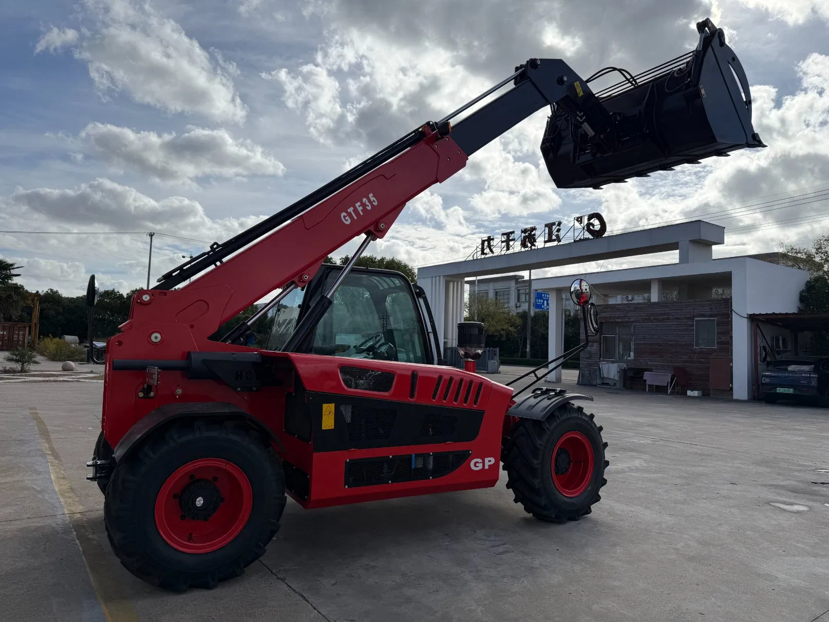 3.5t Rotating Grab Telescopic Handler: Cummins Powered for Dynamic Material Processing.