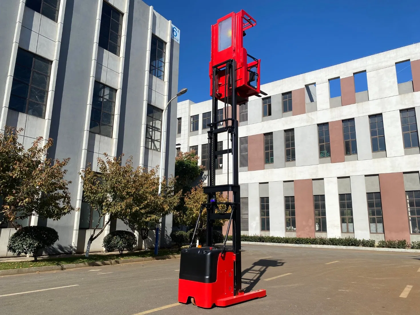 High Performance Warehouse Order Picker for Stable Operations