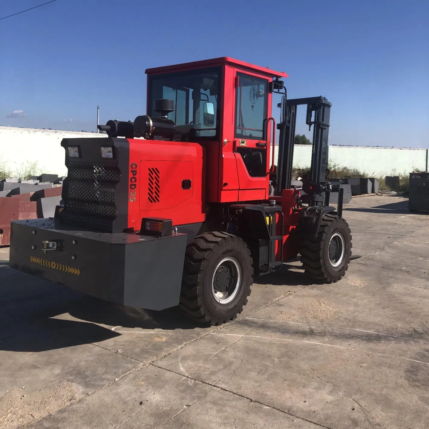Qingcha 3.5ton 4ton 4.5ton 5ton Shandong 4-Wheel off Road Side Loader Forklift with Long Fork Four Wheel Drive off Road All Terrain Forklift with Cabin