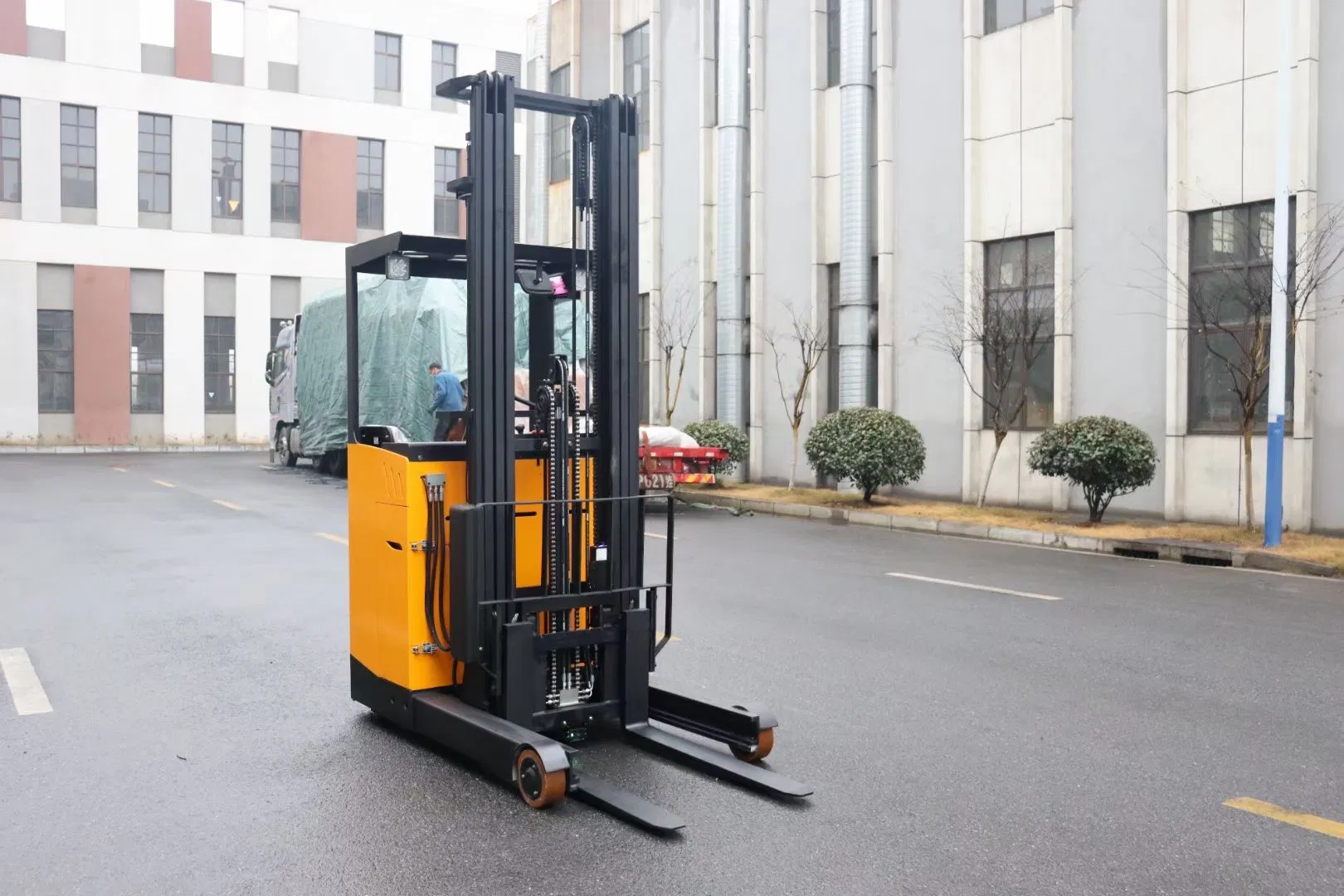 Seating Type 3ton Electric Reach Truck with High Lifting 6m Warehouse Narrow Aisle Battery Stacker