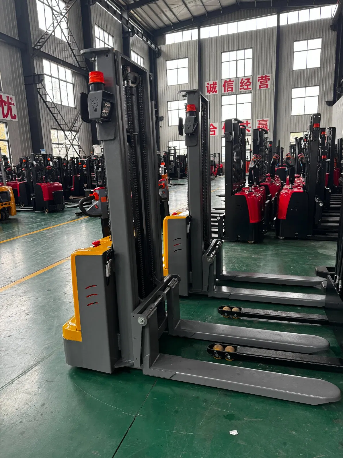 Heavy-Duty Walk-Behind Electric Pallet Stacker Battery Forklift 1500kg with 1.6-3m Lift Height