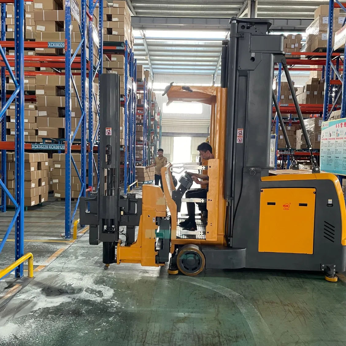 Ergonomic Opts16 Electric Reach Truck Boosts Warehouse Operator Comfort