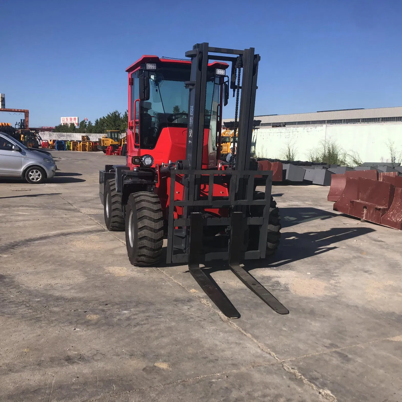 Qingcha 3.5ton 4ton 4.5ton 5ton Shandong 4-Wheel off Road Side Loader Forklift with Long Fork Four Wheel Drive off Road All Terrain Forklift with Cabin