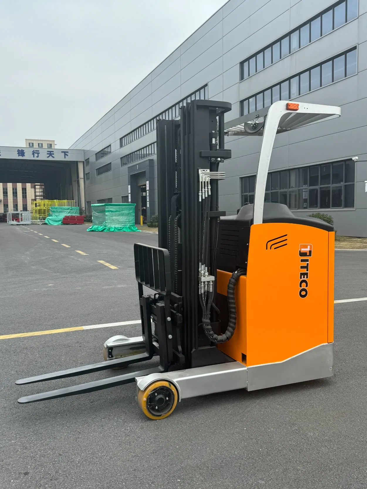 Narrow Aisle and Reach Truck with Moving Mast for Pallet Storage and Retrieval in Warehouses Capacity From 3, 000 to 5, 500 Pounds Reach Truck Forklifts