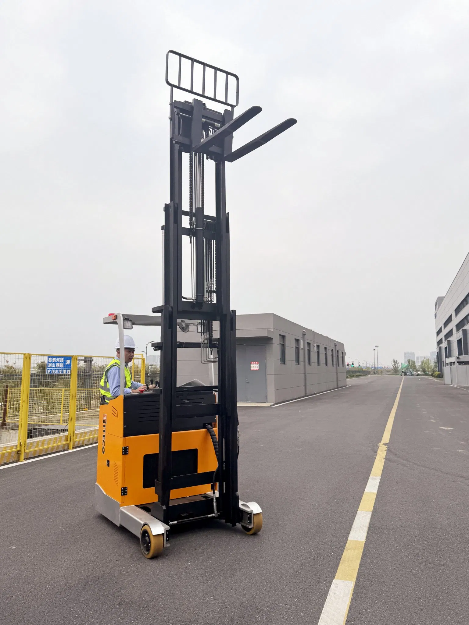 Narrow Aisle and Reach Truck with Moving Mast for Pallet Storage and Retrieval in Warehouses Capacity From 3, 000 to 5, 500 Pounds Reach Truck Forklifts