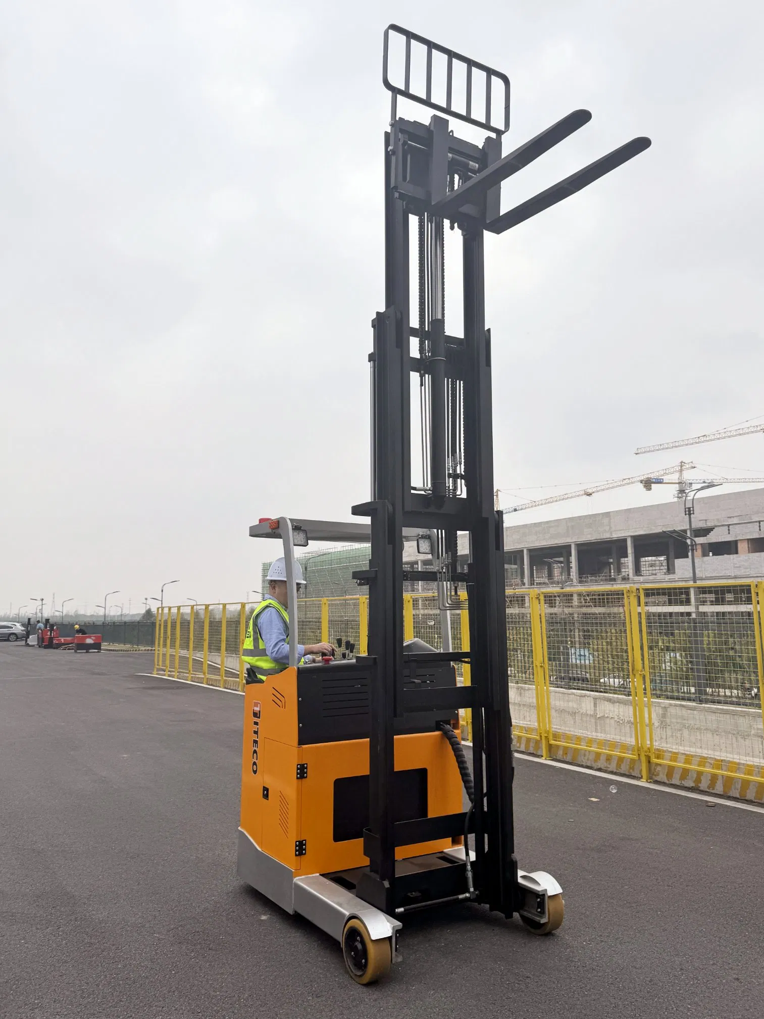 Narrow Aisle and Reach Truck with Moving Mast for Pallet Storage and Retrieval in Warehouses Capacity From 3, 000 to 5, 500 Pounds Reach Truck Forklifts
