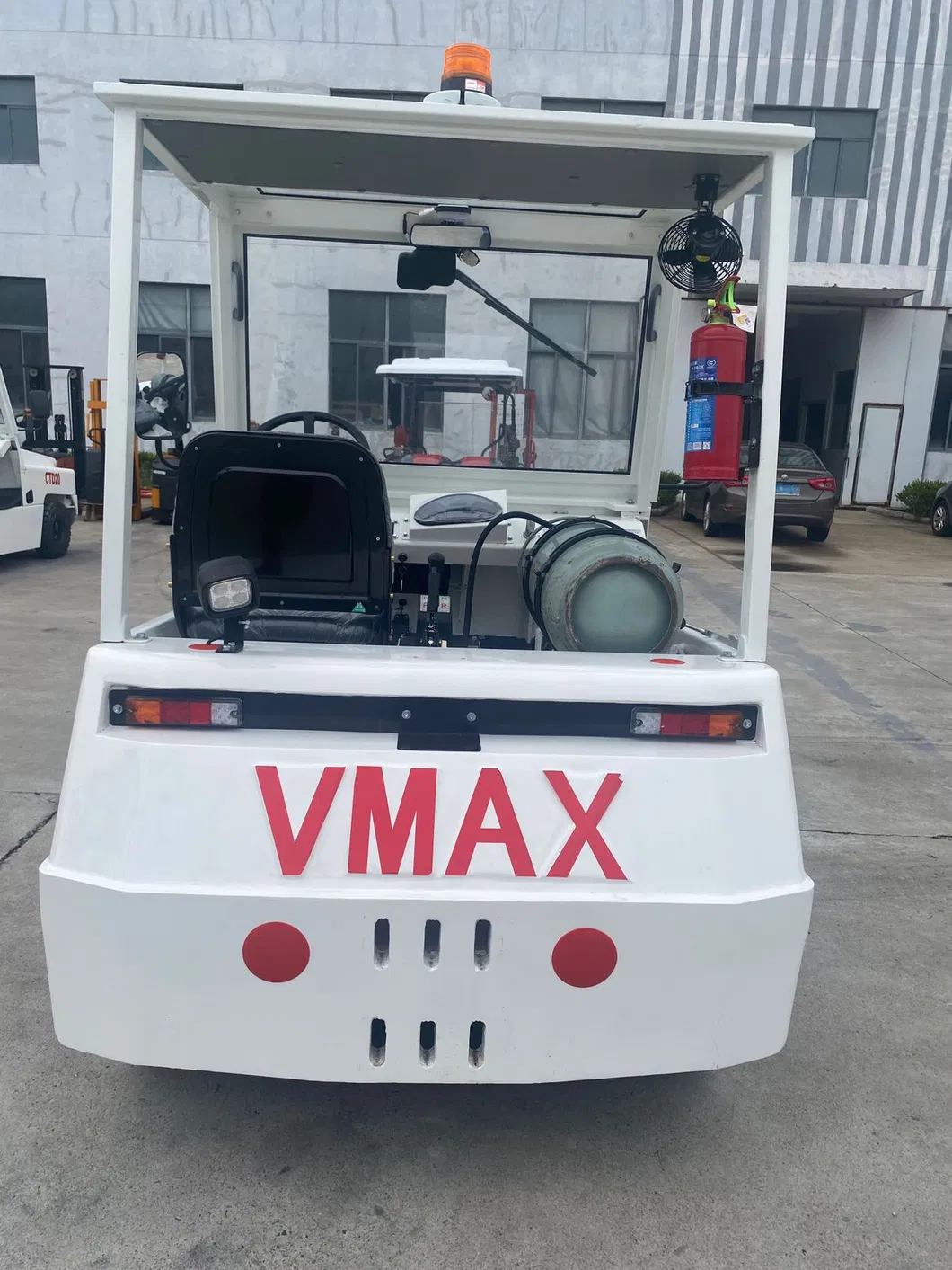 LPG Tow Tractor View 4