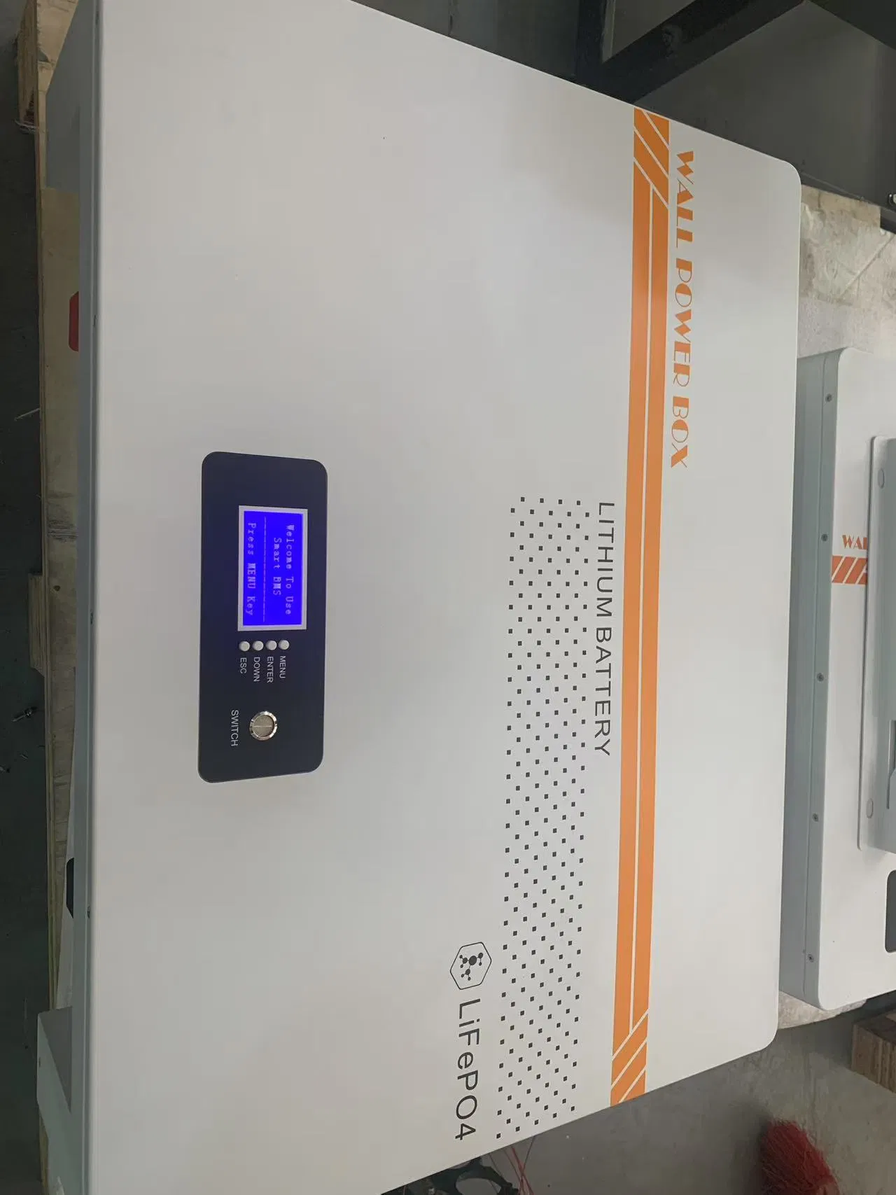تخزين الطاقة المنزلية 51.2V 200ah 10.24kwh مثبت على الحائط LiFePO4 حزمة