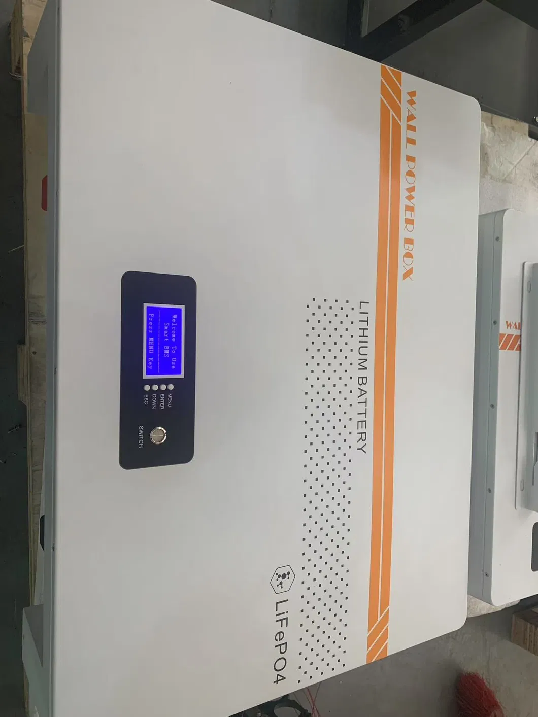 تخزين الطاقة المنزلية 51.2V 200ah 10.24kwh مثبت على الحائط LiFePO4 حزمة