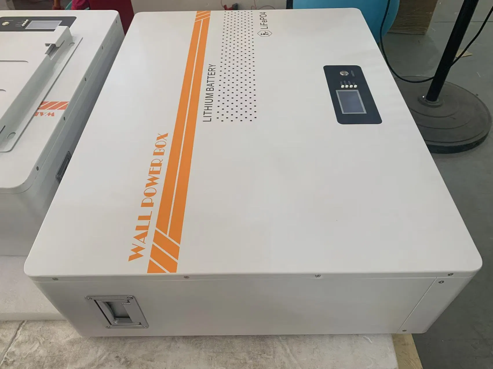 تخزين الطاقة المنزلية 51.2V 200ah 10.24kwh مثبت على الحائط LiFePO4 حزمة