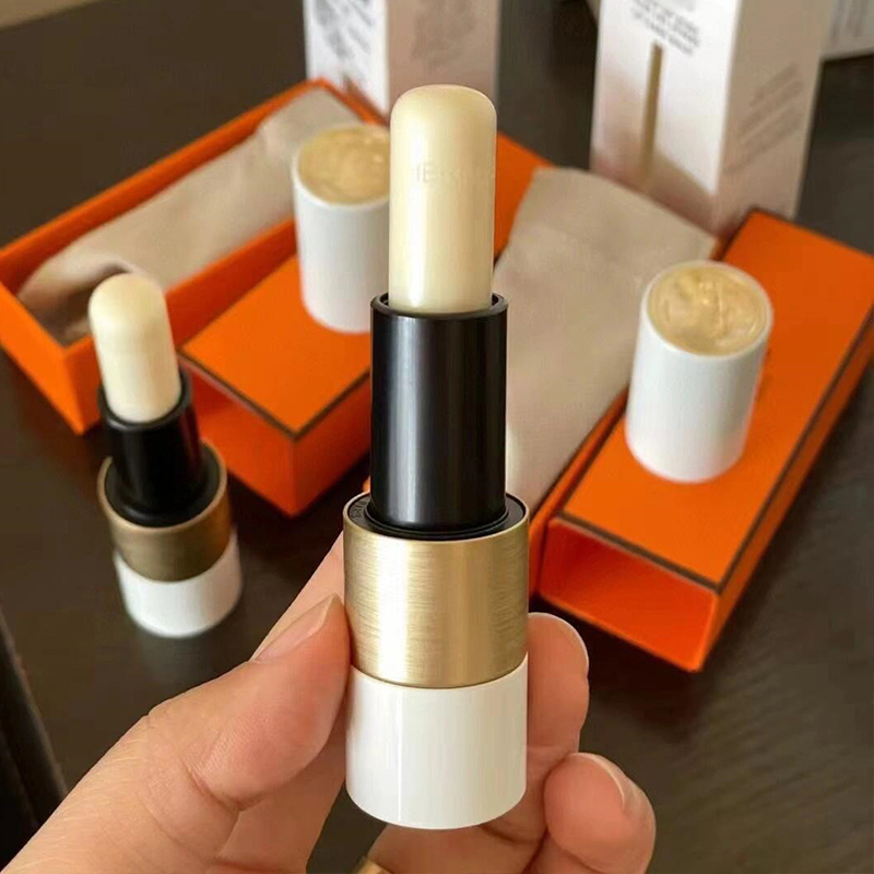 Moisturizing Lip Balm Hydrating Lip Care &amp; Protection Anti-Drying Formula Ideal Lip Primer for Men and Women