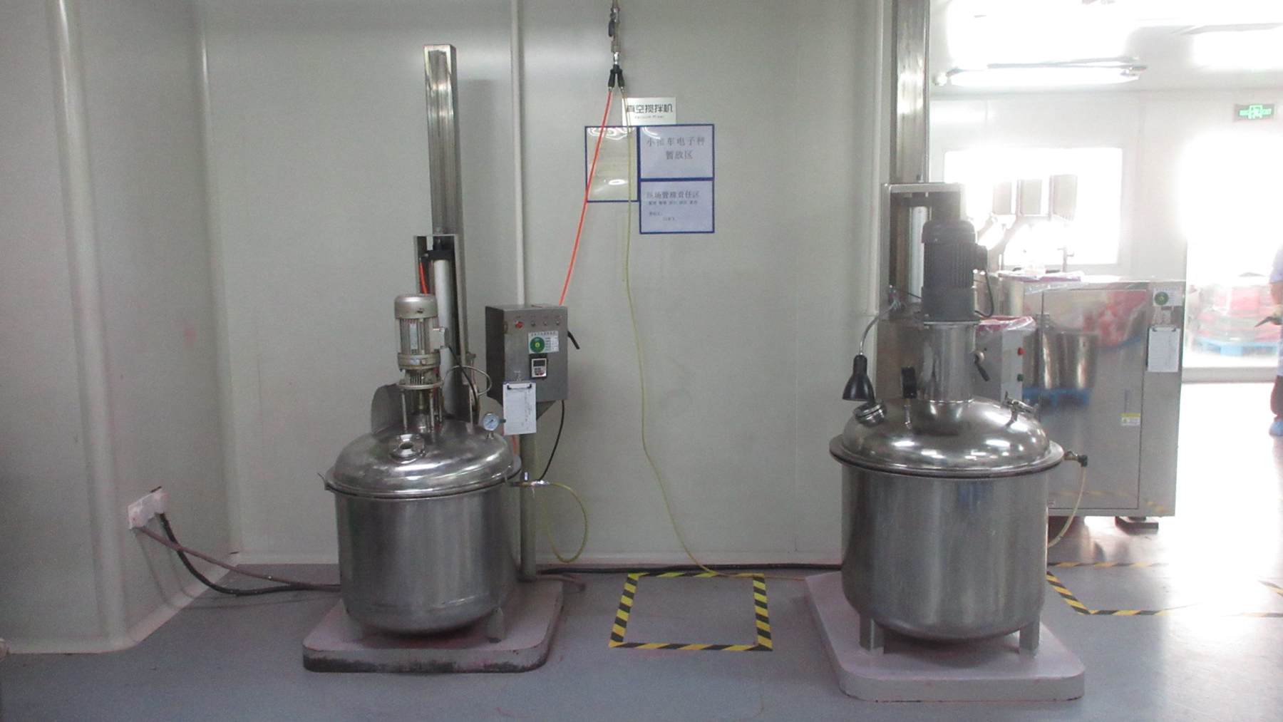 Vacuum mixing machine ensuring contamination-free cosmetic production