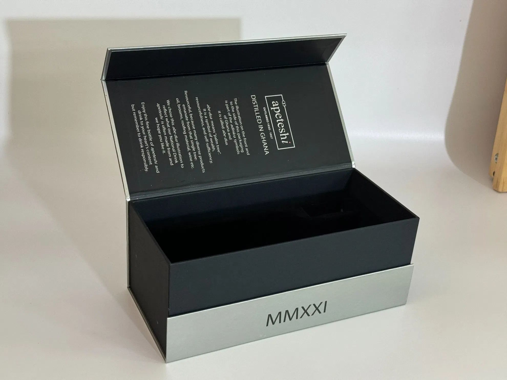 Custom Design High-Quality Magnetic Flip Cardboard Wine Packaging Gift Box with Foam Insert