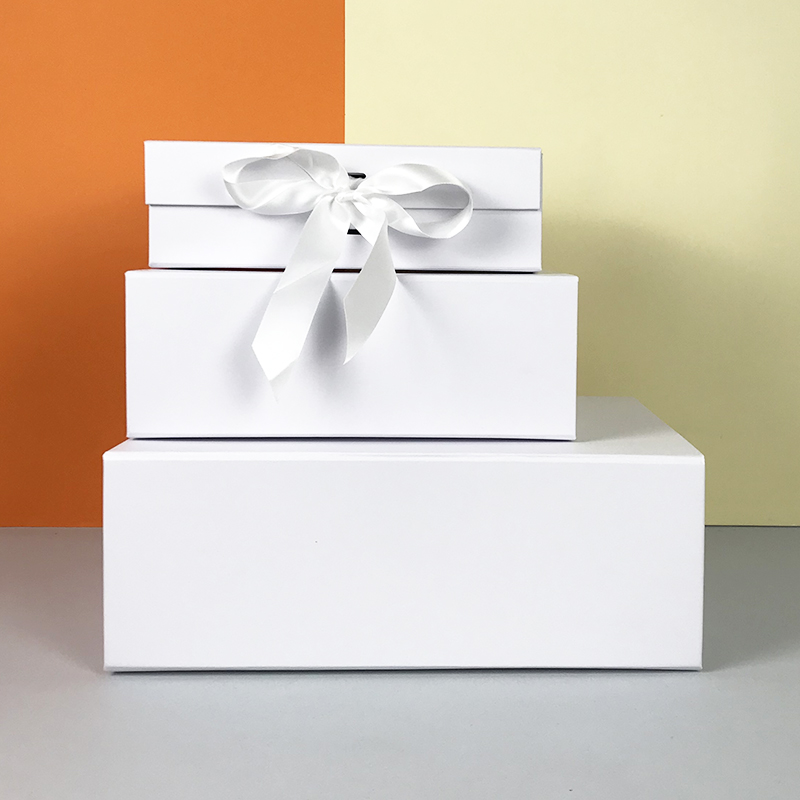 Lipack Custom Logo Black Magnetic Flip Top Rigid Gift Box for Gift Sets With Ribbon