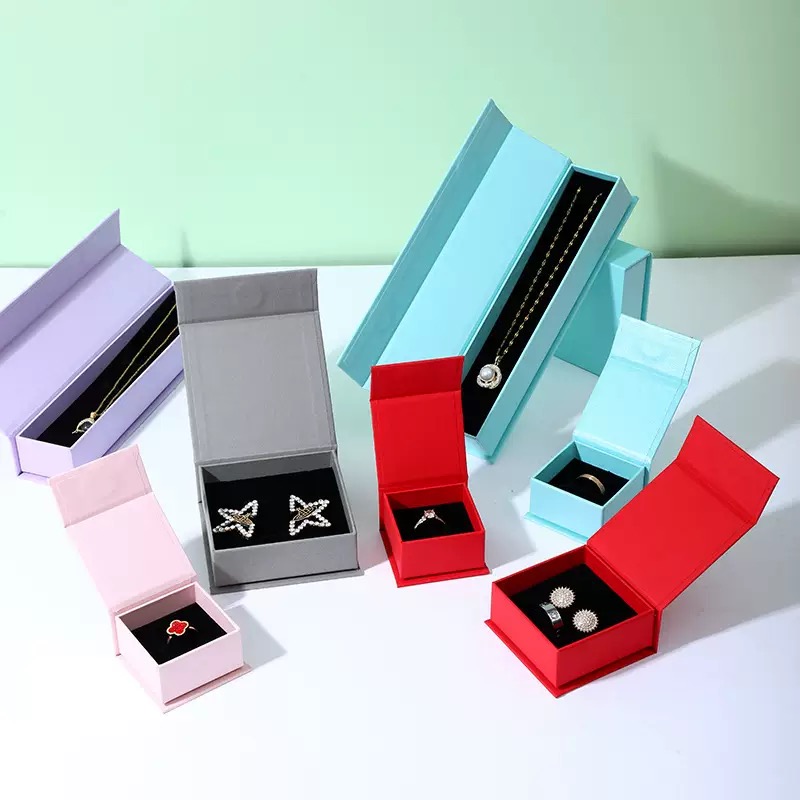 Magnetic Jewelry Box Image 1