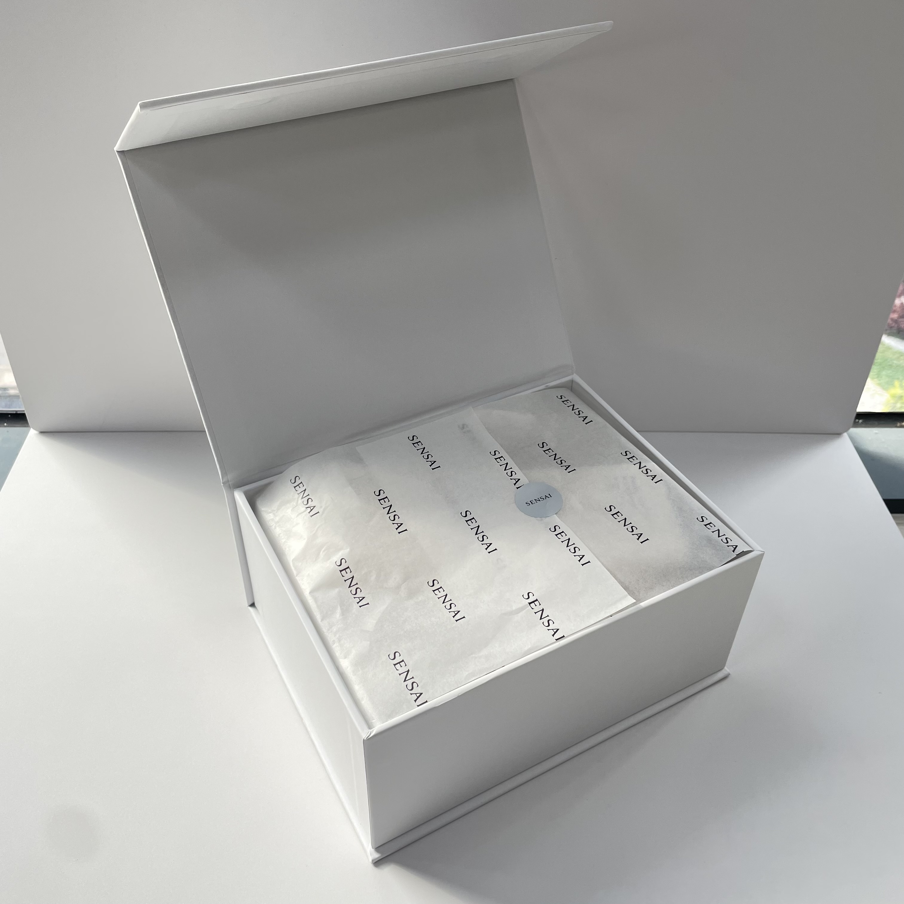 Custom Logo Sticker Tissue Paper Bag Premium Folding Small White Cardboard Gift Box Magnetic Packaging Cosmetic Luxury Gift Box