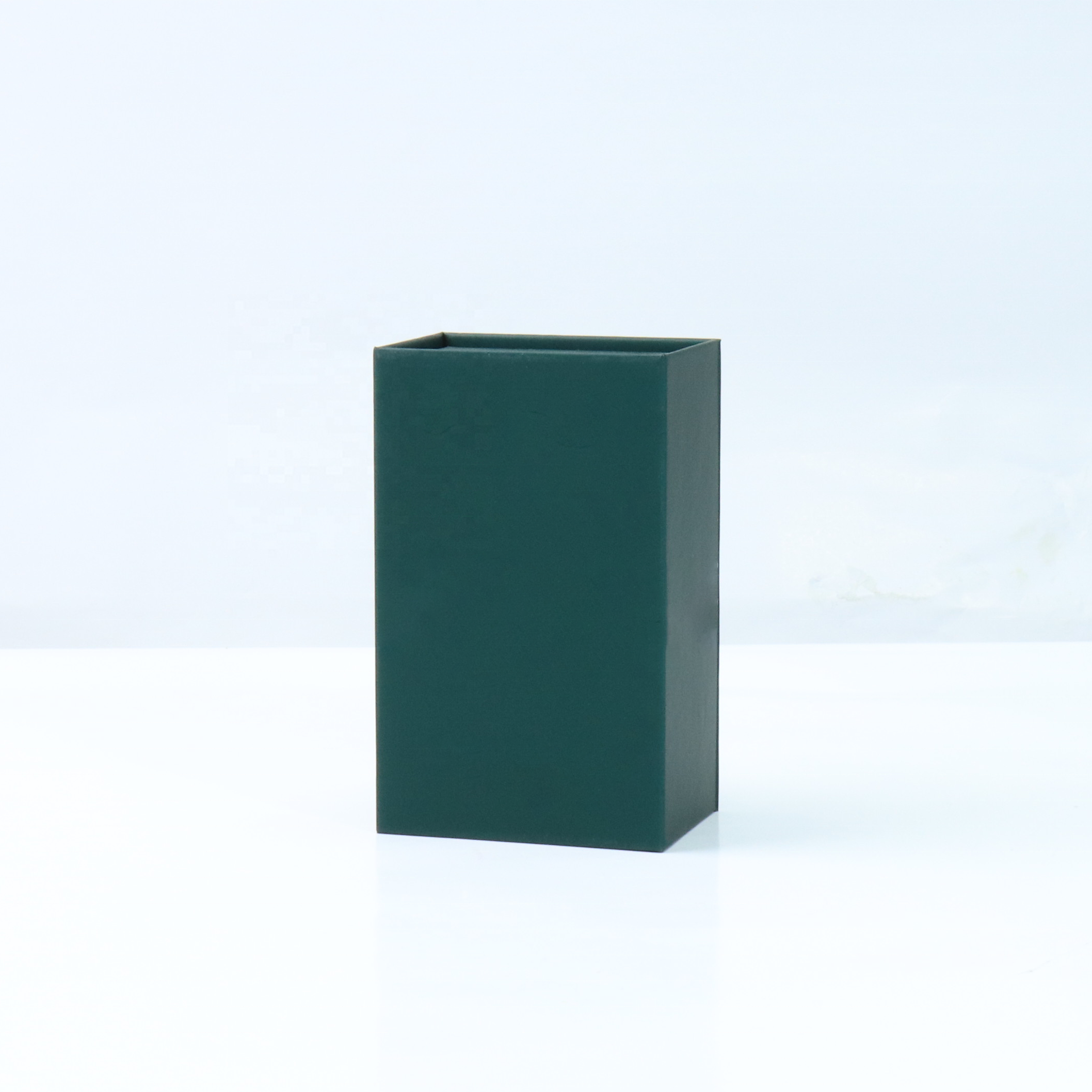 Custom Logo Matt Lamination Grey Board Flip-Top Folding Gift Box with Magnetic Closure and Book-Style Packaging