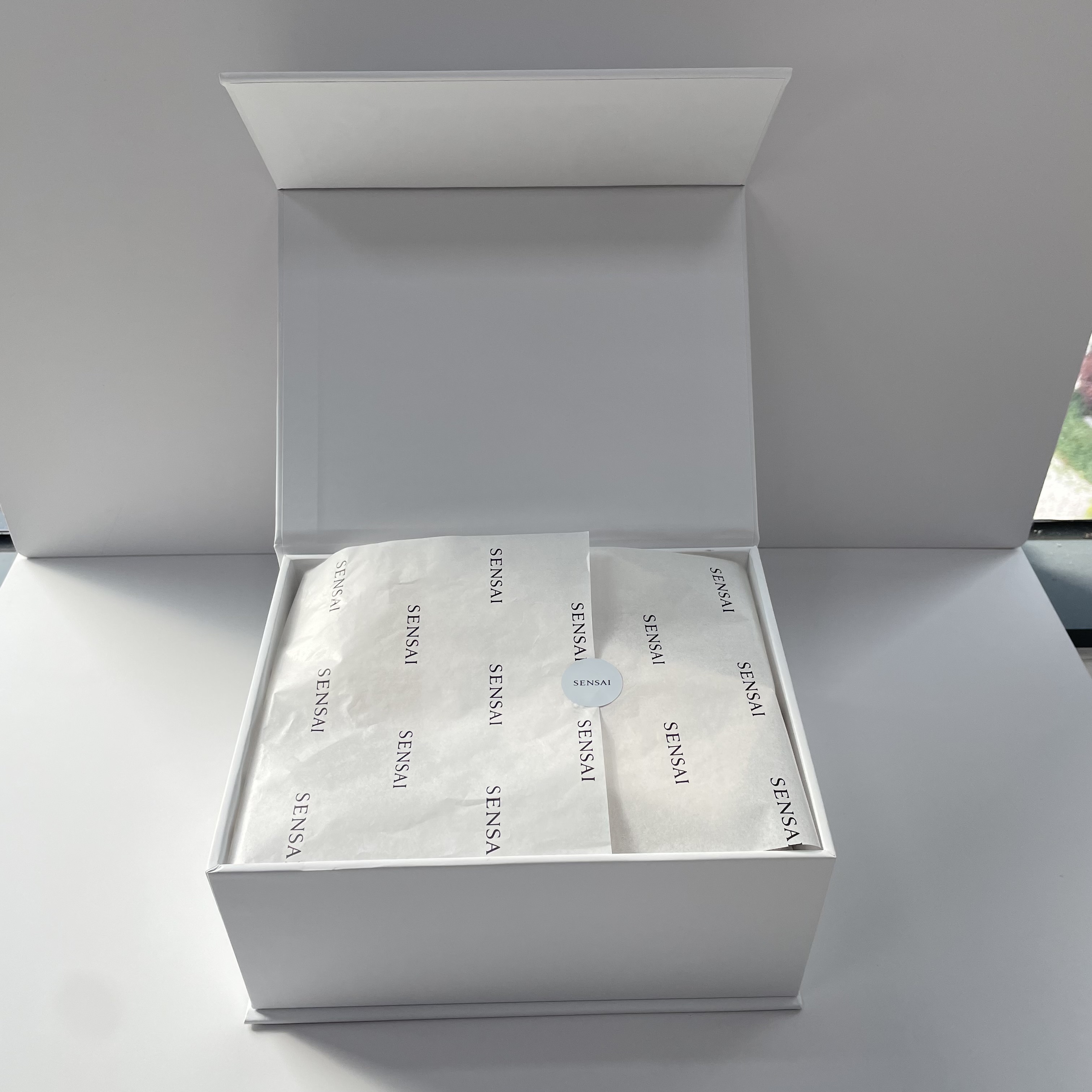 Custom Logo Sticker Tissue Paper Bag Premium Folding Small White Cardboard Gift Box Magnetic Packaging Cosmetic Luxury Gift Box