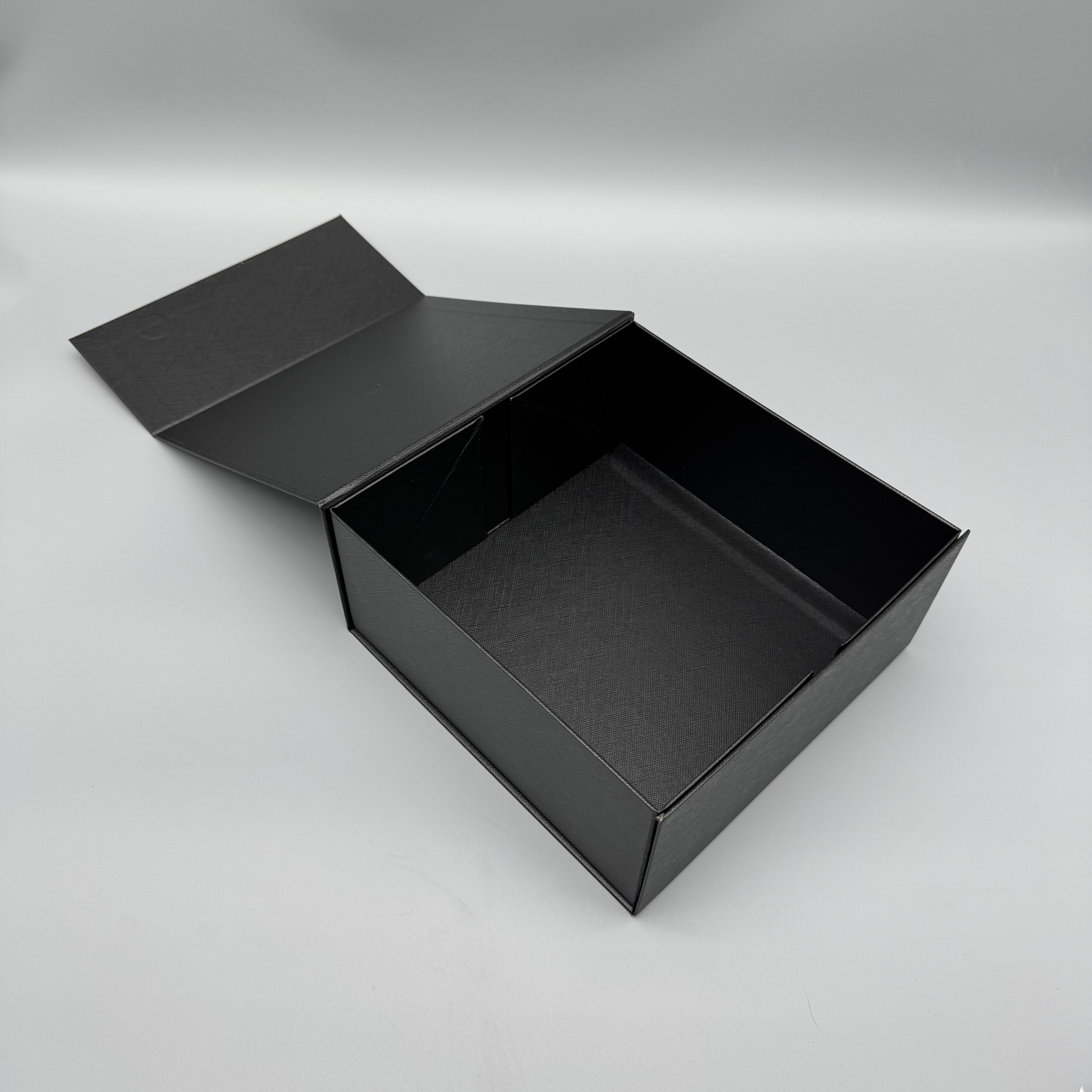 Shengcan Shipped Flat Folding Magnetic Closure Flip Gift Box Clothing Shoes Wig Packaging Paper Box